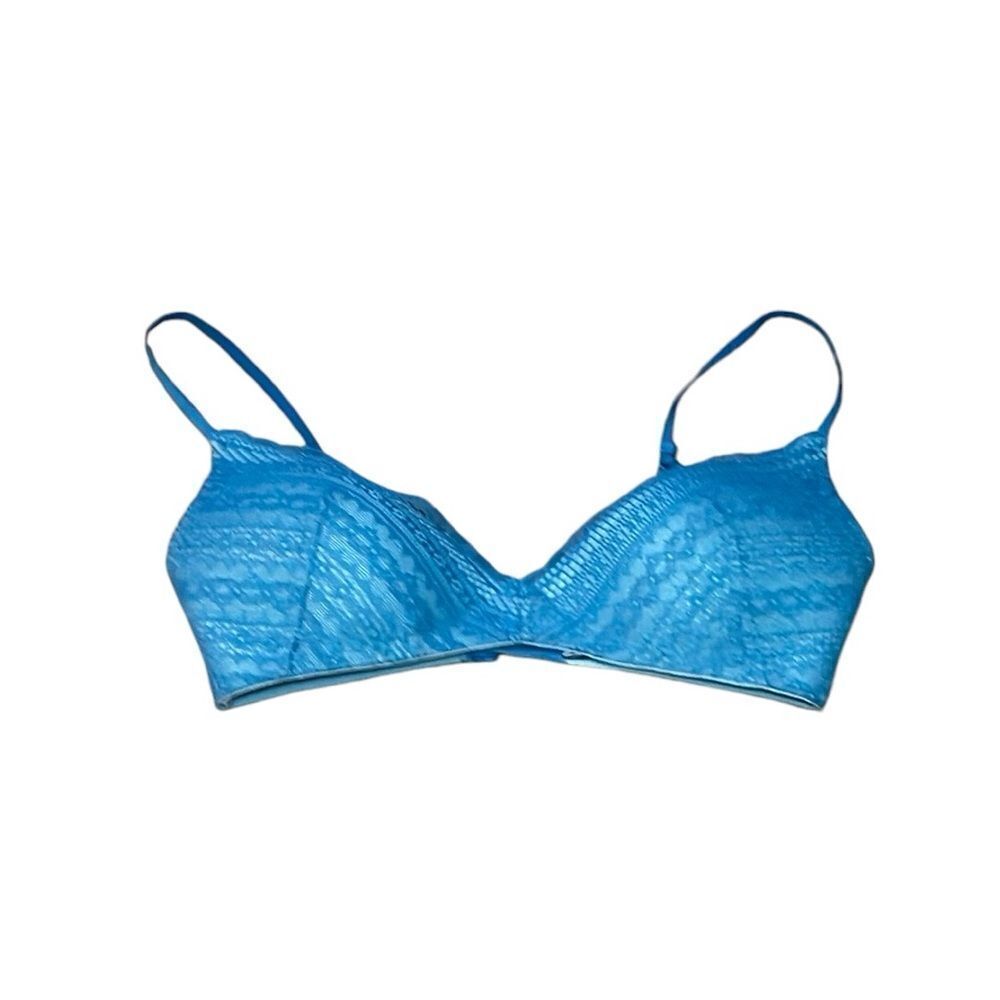 Victoria’s Secret, no wire blue lace bra, 32D